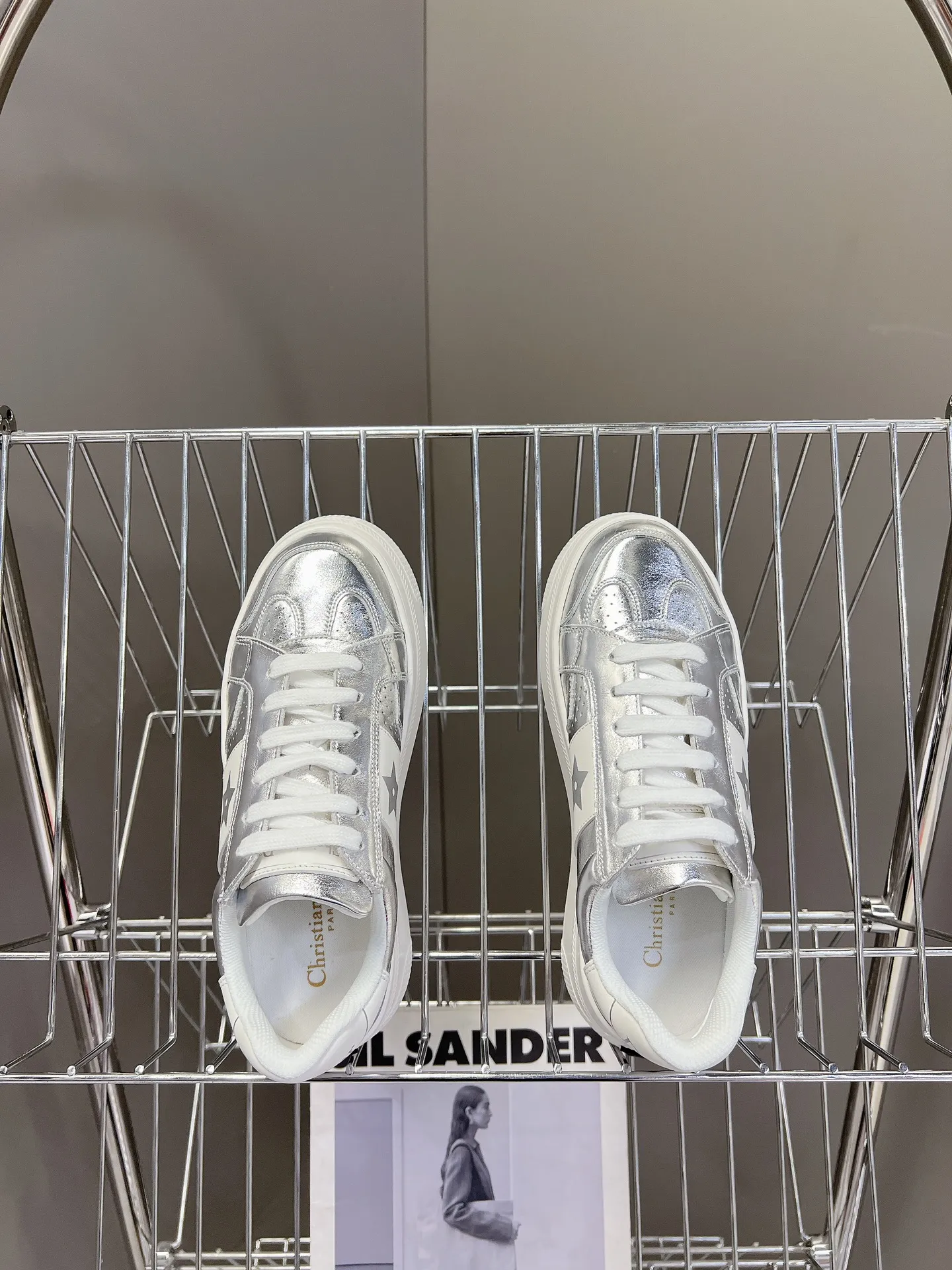 👟👟Ex-factory price 640👟👟 Dior's new platform shoes thick-soled casual shoes. Purchased and developed from Taikoo Hui RMB 16,400. These Dior Star sneakers continue the timeless silhouette and are carefully made of cow leather, so they are particularly comfortable on the feet. They are decorated with tonal suede panels and metal stars to decorate the lace eyelets to enhance the style. The lightweight style is matched with the "Christian Dior" logo thin sole, suitable for all seasons, and can be matched with all kinds of casual looks to add a finishing touch. Classic and super durable. The upper is stitched with cowhide. The original IP outsole height is 4CM. Size: 35-41. A full set of counter synchronized gift boxes 💝 packaging